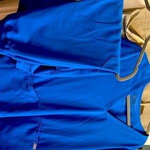 Figs scrub set. 2xl top. 2xl petite jogger bottoms. Royal blue